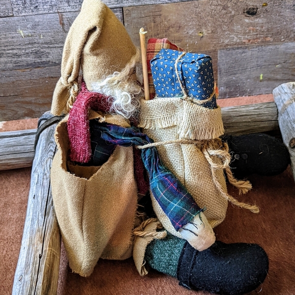 Vintage Collectible Santa With Bag of Goods & Lots of Detail - Picture 10 of 14